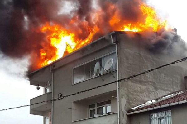 İstanbul Sultanbeyli'de korkutan yangın