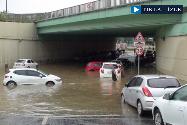 Yağışla birlikte araçlar suya gömüldü