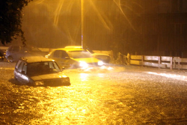Sağanaktan araçlar suya gömüldü