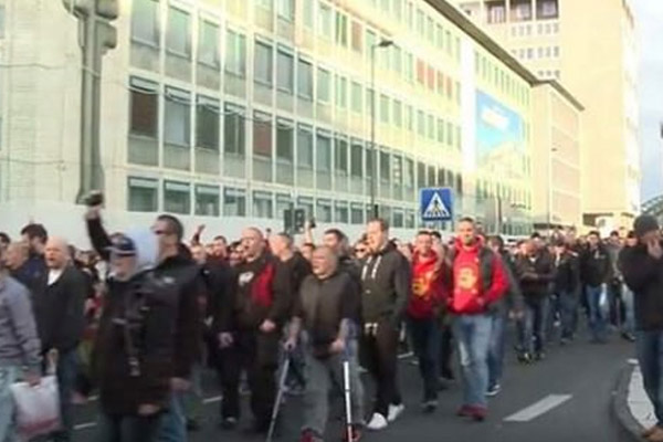 Neo-Naziler ile kol kola yürüdüler