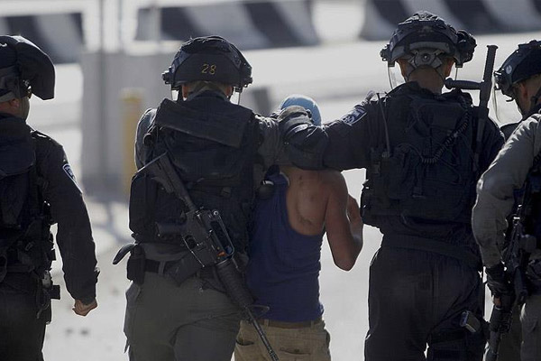 İsrail 21 Filistinliyi gözaltına aldı