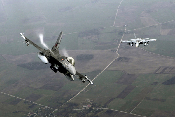 Rusya uçakları Suriye'yi vuruyor