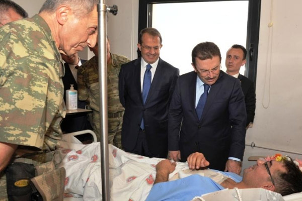 İçişleri Bakanı'ndan yaralı askerlere ziyaret