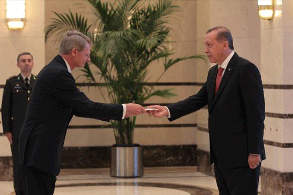 Büyükelçi Erdoğan’a güven mektubunu sundu