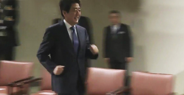 Japon lider Putin'e koşarak gitti