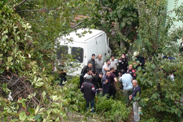 Evin bahçesine minibüs uçtu
