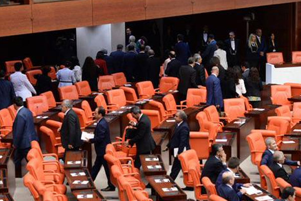 HDP'liler Meclis'i terk etti
