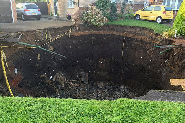 İngiltere'de dev çukur korkuttu