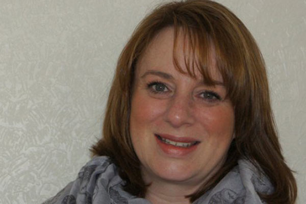 Müslümanlara hakaret edip istifa etti