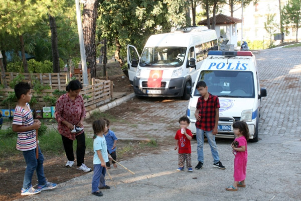 Polisi görünce sığınmacıları bıraktı