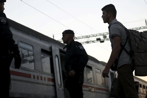 Sığınmacılar tren seferlerini durdurttu