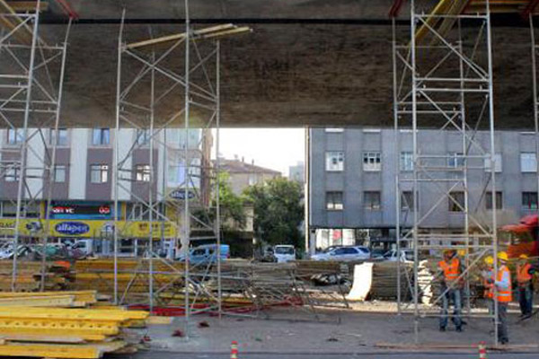 Köprü inşaatında iskele çöktü