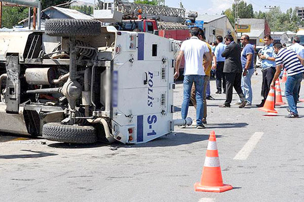 Zırhlı araç kamyonetle çarpıştı: 1 şehit