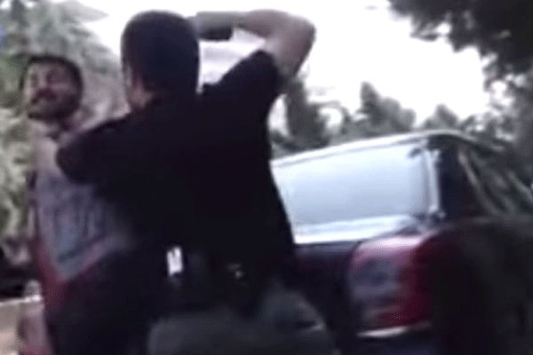 Polis gazetecinin başına silah dayadı