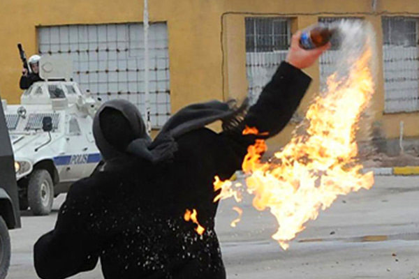 İzne gelen asker polise molotof atarken yaralandı