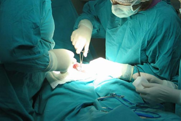 Makine bozulunca beyin ameliyatı yarıda kaldı