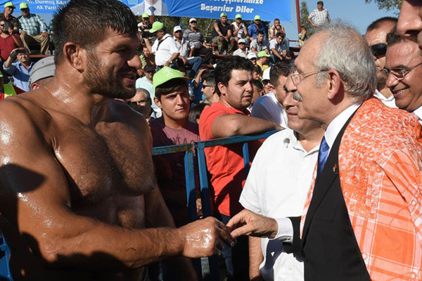 Kılıçdaroğlu Antalya'da güreşçilerle buluştu