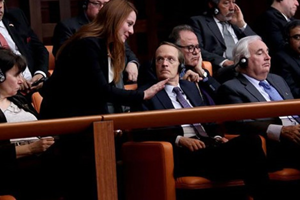 Meclis'te diplomatlar böyle uyarıldı: Bacak bacak üzerine atmayın