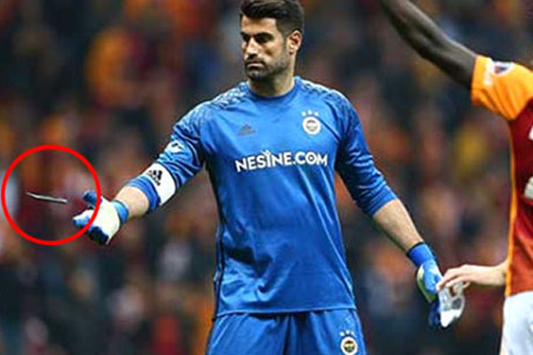 Volkan Demirel'e cep telefonu fırlatan taraftar yakalandı