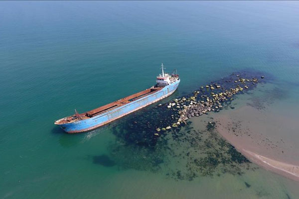 Karaya oturan gemi çevre kirliliğine neden oldu