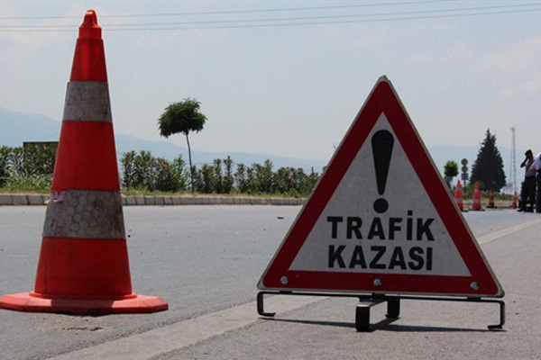 Minibüsle taksi çarpıştı: 2 ölü