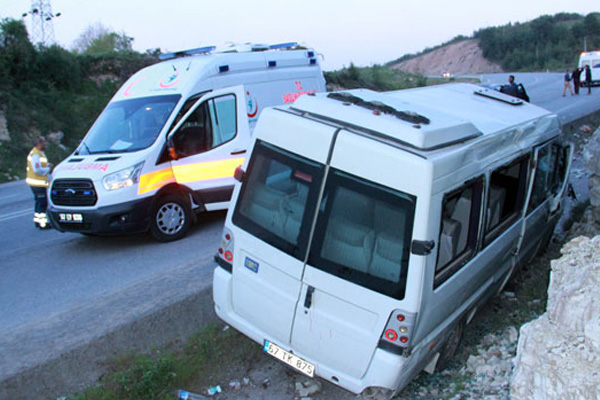İşçi servisi su kanalına uçtu: 8 yaralı