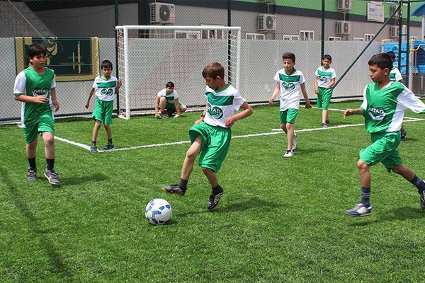 Mehmet Topal'dan Suriyeli çocuklara halı saha