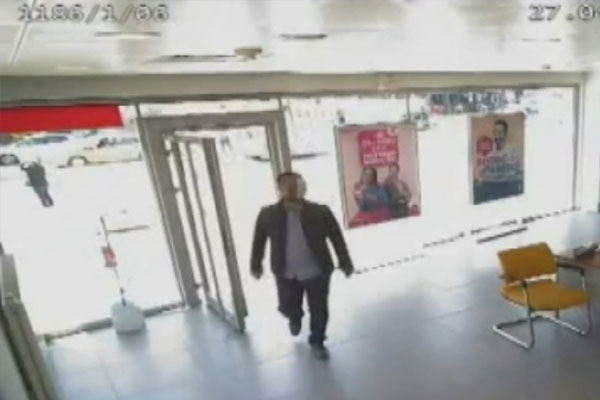 Müdürün başına silah dayadı, 3 milyon TL havale yaptırdı