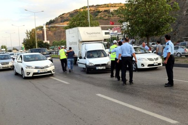 Otomobil yayalara çarptı: 2 kadın yaralandı