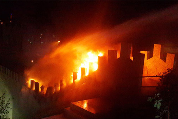 Üst geçidi ateşe verdiler