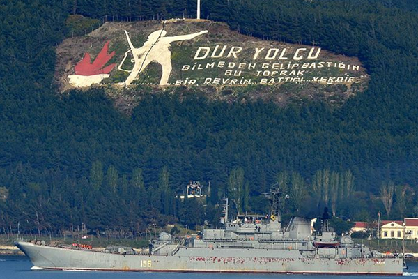 Rus askeri gemisi Çanakkale Boğazı'ndan geçti