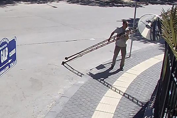 Karargahtan merdivenle kaçtılar