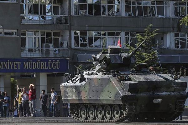 Darbeci komutan Türk bayrağı taşıyan yaşlı kadına ateş etmiş