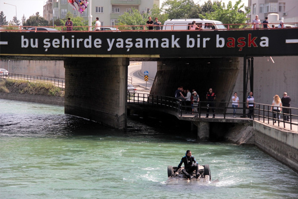 Adana'da otomobil su kanalına düştü