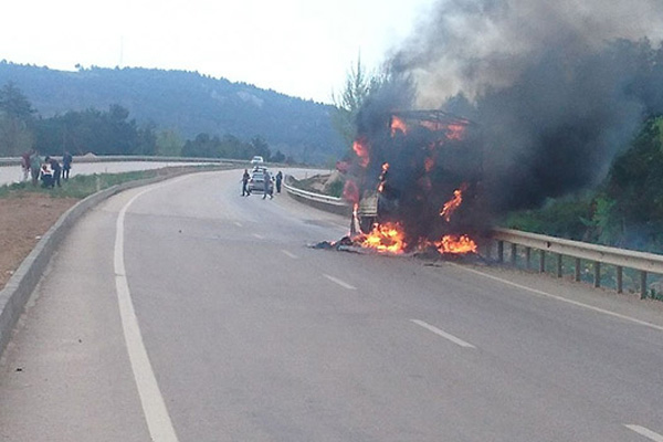 Seyir halindeki kamyonet alev aldı