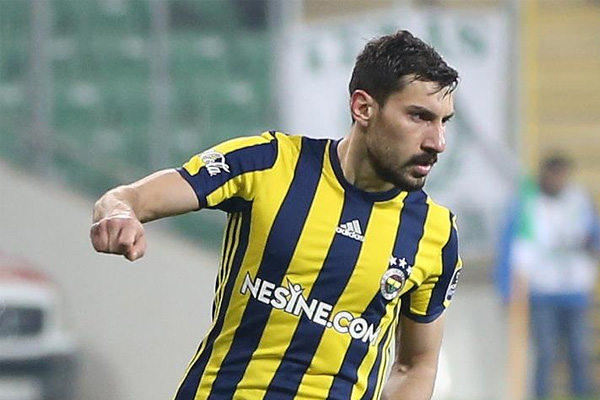 Şener Özbayraklı sakatlandı