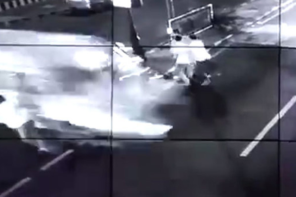 Minibüs yayaların arasına daldı: 1 ölü