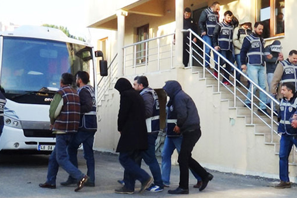 Balıkesir’de insan kaçakçıları tutuklandı