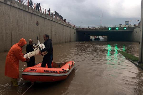 Diyarbakır'da yağmur alt geçidi göle çevirdi