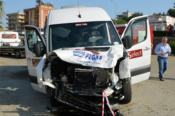 Antalya'da minibüsle otomobil çarpıştı: 1 ölü