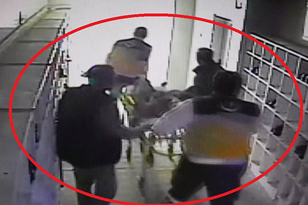 Camide müezzine bıçaklı saldırı