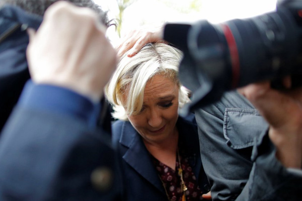 Protestocular Le Pen'e yumurta attı