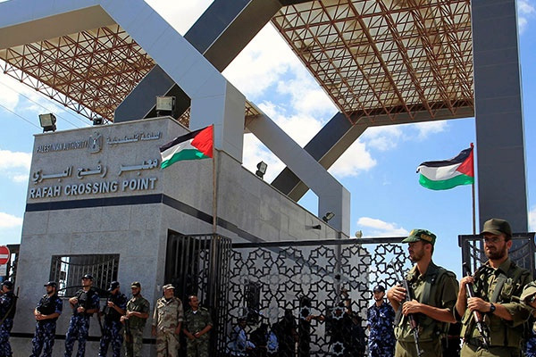 Refah Sınır Kapısı 'geçici ve tek yönlü' olarak açıldı