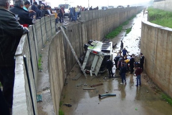 Batman’da işçi midibüsü dereye uçtu: 15 yaralı