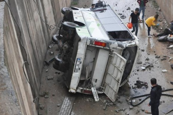 Batman’da işçi midibüsü dereye uçtu: 15 yaralı