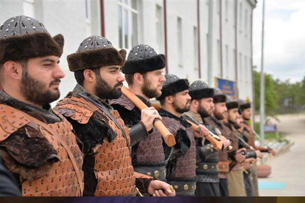 Asker 'Alp' kıyafetiyle nöbete başladı