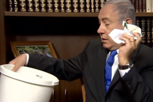 Netanyahu, Hamas'ın 'yeni siyaset belgesini' yırttı ve çöpe attı!