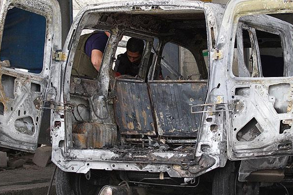 Yahudi yerleşimciler, Filistinlilerin araçlarını kundakladı