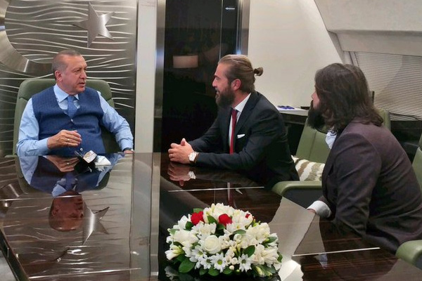 Diriliş Ertuğrul ekibi Erdoğan'ın Kuveyt uçağındaydı