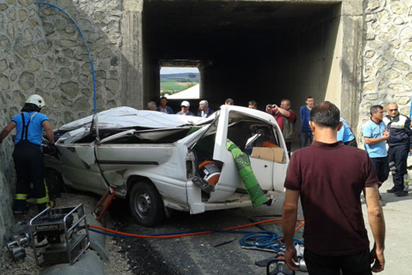 Minibüs köprüden uçtu: 1 ölü